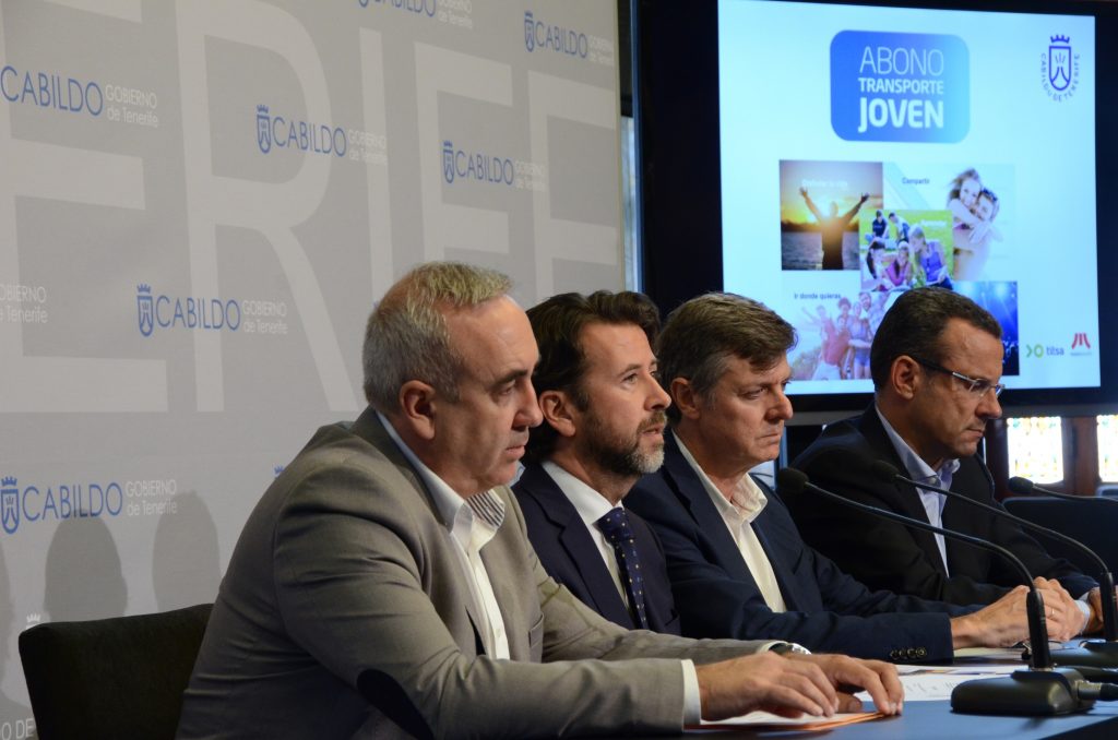 Autoridades del Cabildo Insular, Metrotenerife y Titsa en rueda de prensa, en el Salón Noble de la Corporación insular
