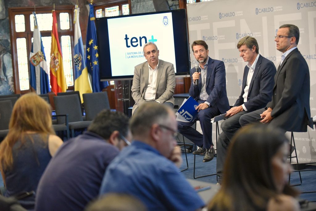 Autoridades del Cabildo Insular, Metrotenerife y Titsa presentan la aplicación en el Salón Noble de la Corporación insular