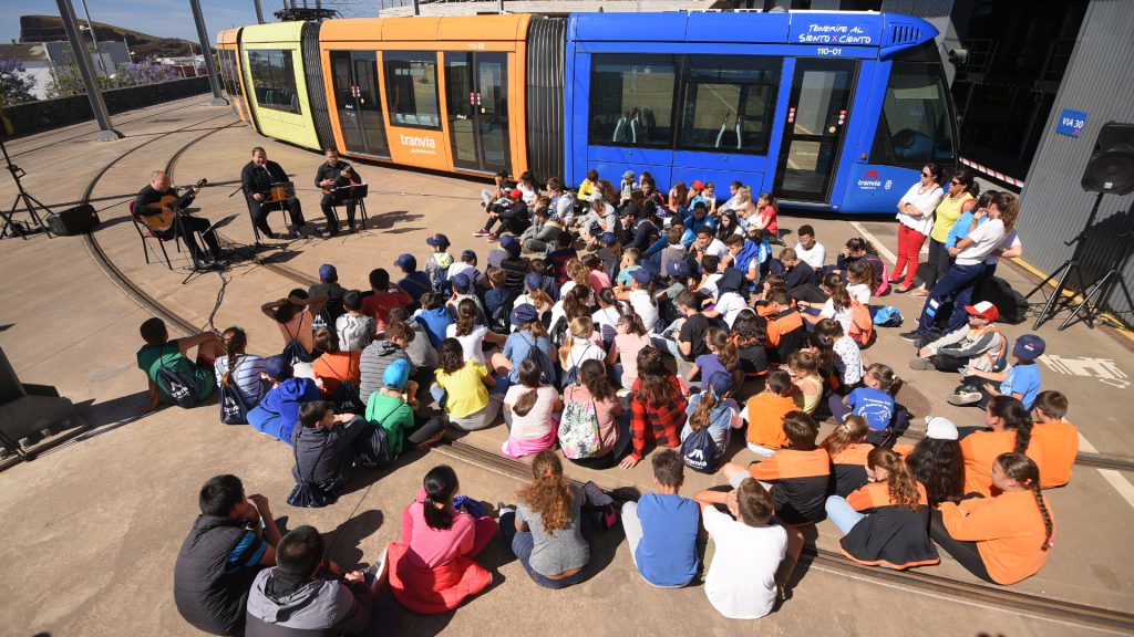 Plano picado de la actuación musical en la zona exterior de las cocheras del tranvía durante la clausura de ‘Leemos en el tranvía’