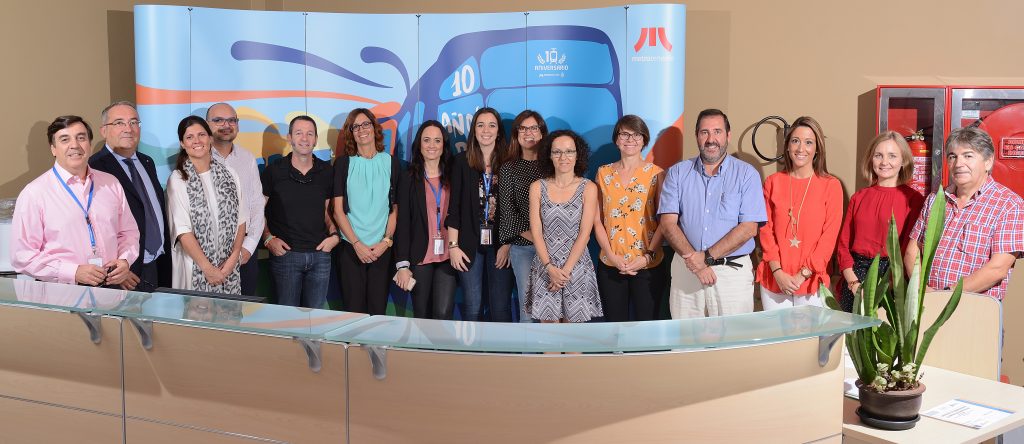 Comunicadores de los operadores asistentes posan en la recepción de Metrotenerife