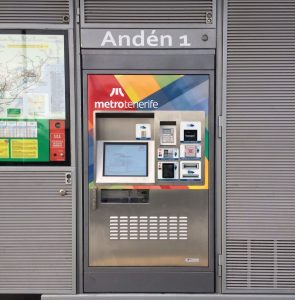Expendedora en una parada del Tranvía de Tenerife.