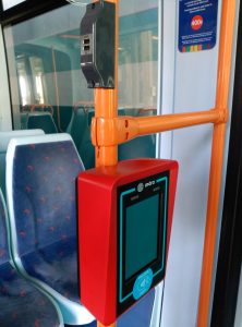 Primer plano del conector USB y de la validadora sin contacto ubicados en el interior del tranvía